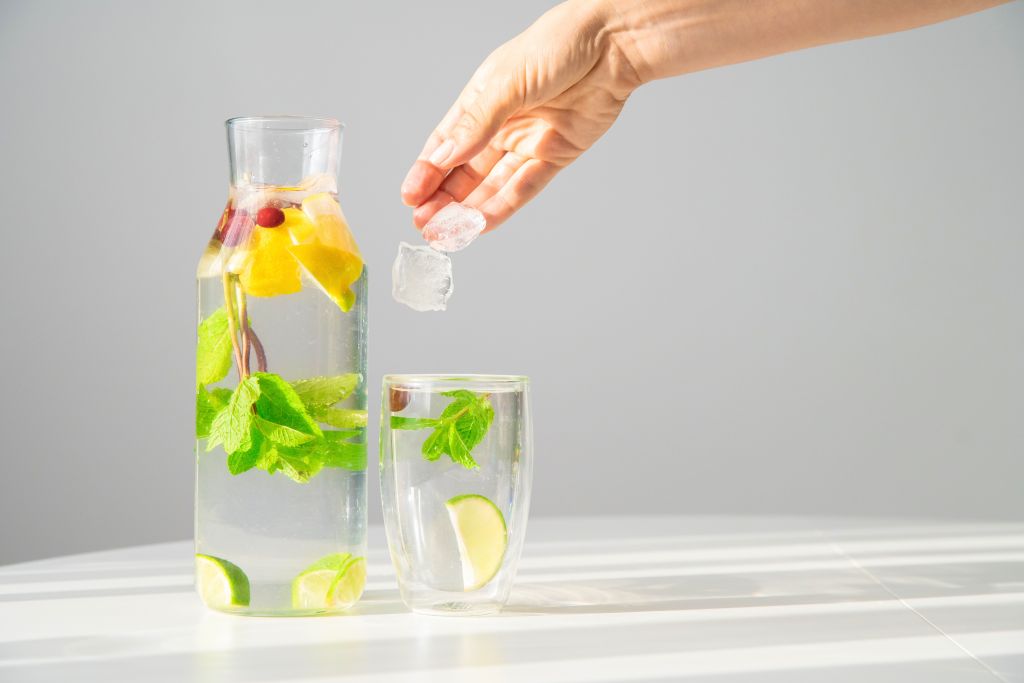 Πέντε απλοί τρόποι να πίνετε περισσότερο νερό