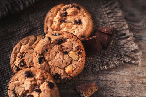 Μπισκότα με φυστικοβούτυρο και κομματάκια σοκολάτας
