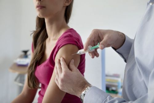 Covid-19: Ποιοι και πότε πρέπει να κάνουν το επικαιροποιημένο εμβόλιο