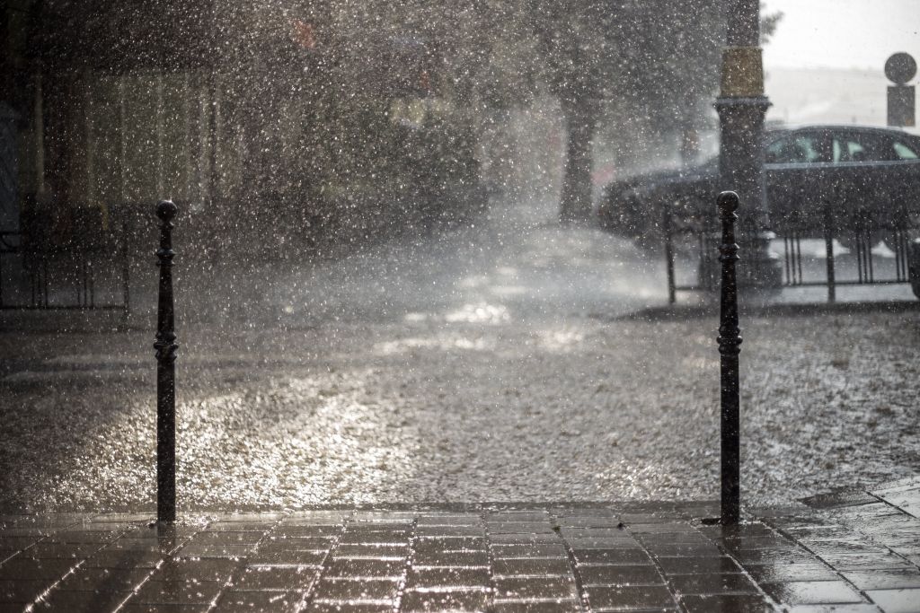 Καιρός: Βροχές, καταιγίδες και πτώση θερμοκρασίας – Πού θα υπάρξουν έντονα φαινόμενα