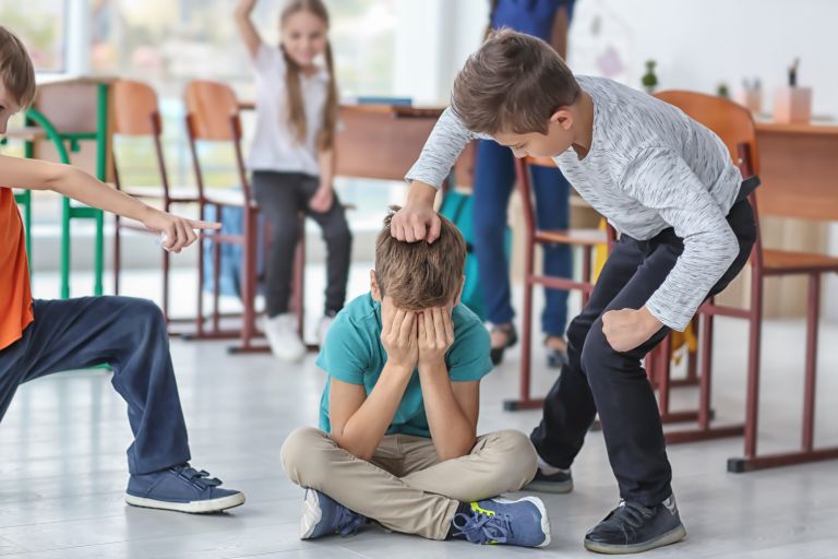 Bullying: Τι να κάνετε όταν ο θύτης είναι το δικό σας παιδί | vita.gr
