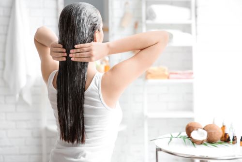Πώς το λάδι καρύδας θα σας χαρίσει τα μαλλιά των ονείρων σας