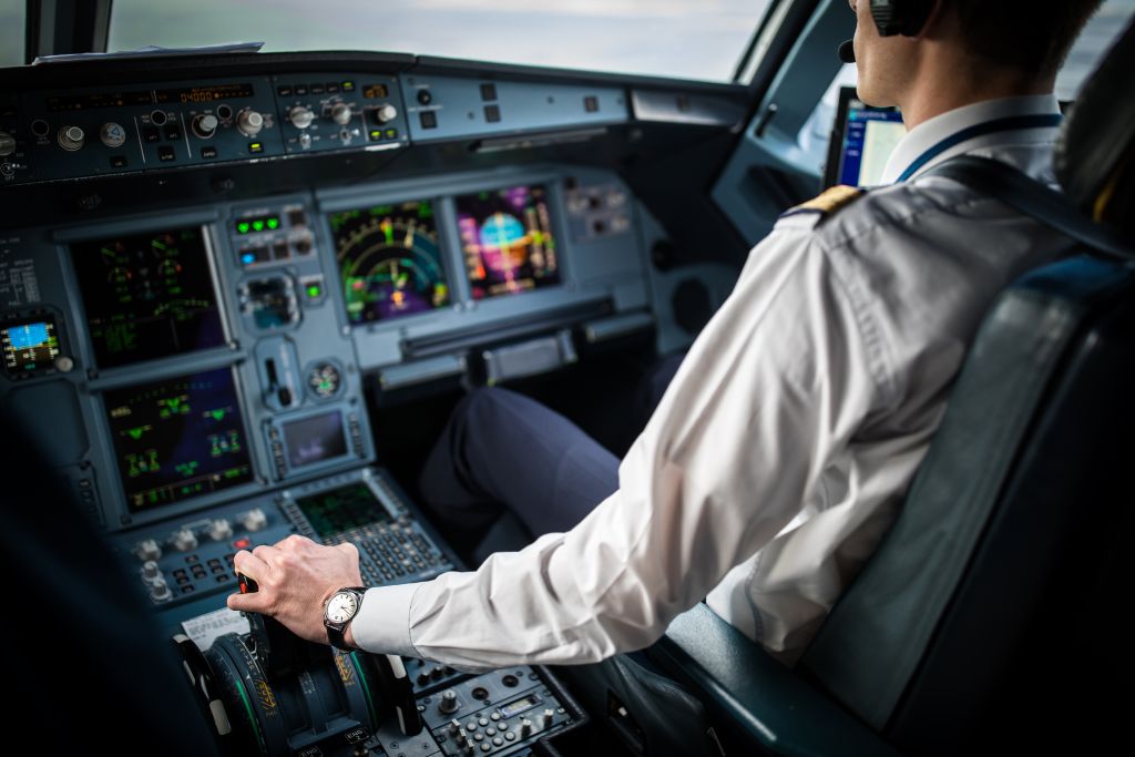 Απίστευτο: Πιλότος άφησε τον έλεγχο του αεροπλάνου σε 20χρονη επιβάτη