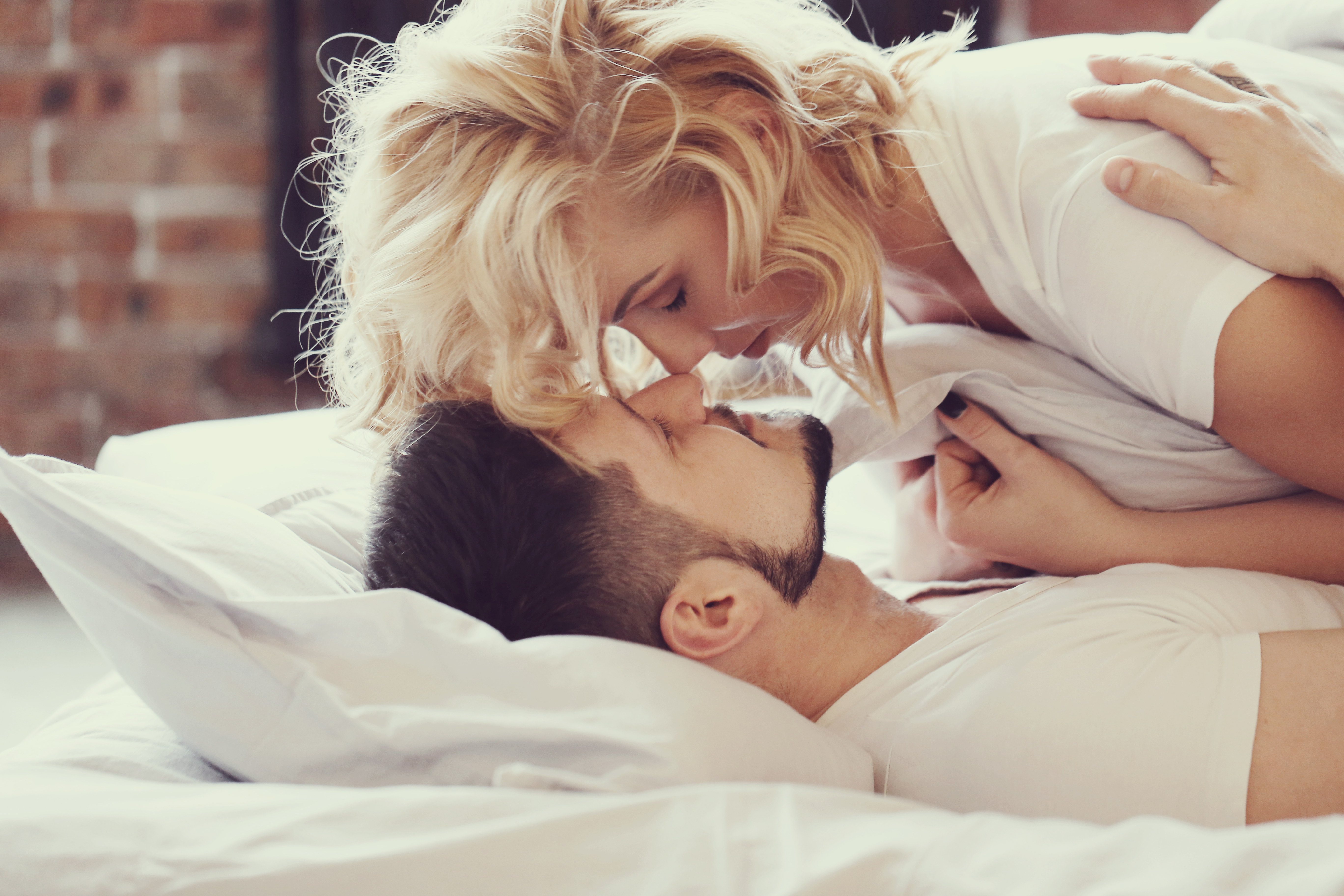 Blondes kisses. Утренний поцелуй. Утром в постели с любимой. Счастливые пары в постели. Утро влюбленных.