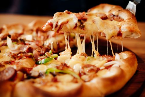 Η πίτσα ή το σουβλάκι έχει περισσότερες θερμίδες;