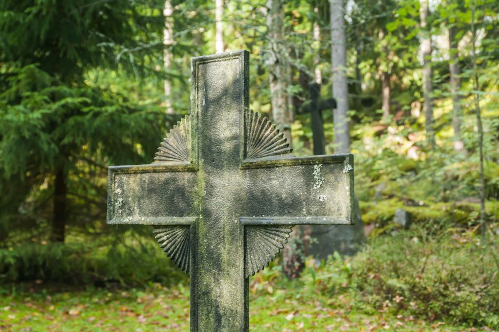 Γιατί μία χήρα παρακολούθησε τον τάφο του άντρα της;