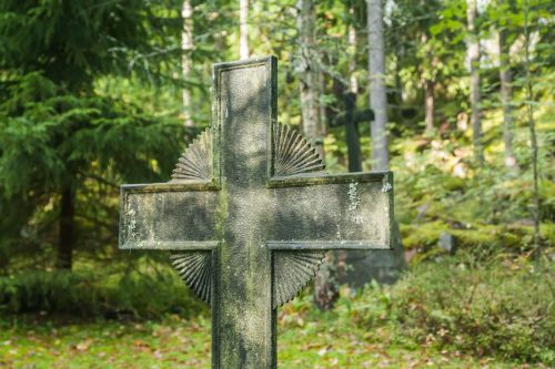 Γιατί μία χήρα παρακολούθησε τον τάφο του άντρα της;