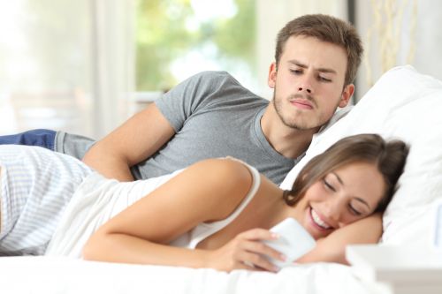 Ζήλια στο γάμο: Ξεπέρασέ την πριν σας καταστρέψει