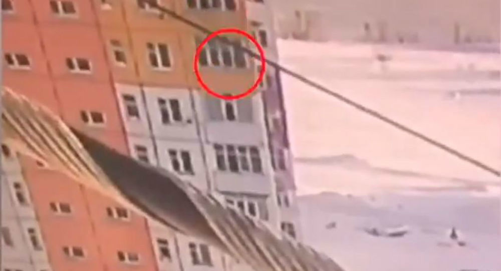 Βίντεο που κόβει την ανάσα: Έπεσε από τον 9ο όροφο και γλίτωσε