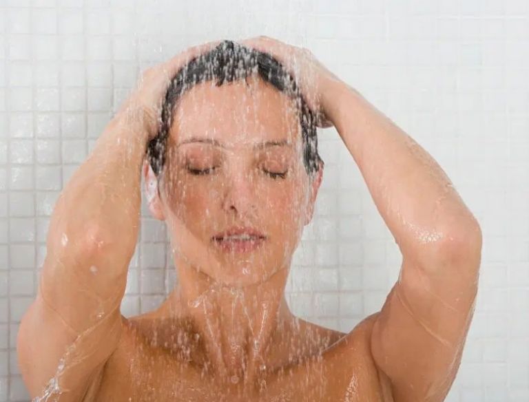 Γιατί δεν πρέπει να πλένεις το πρόσωπό σου στο ντους | vita.gr