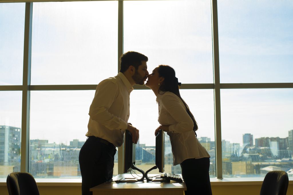 Έρωτας στο γραφείο: Υπάρχει τρόπος να το διαχειριστείτε σωστά;