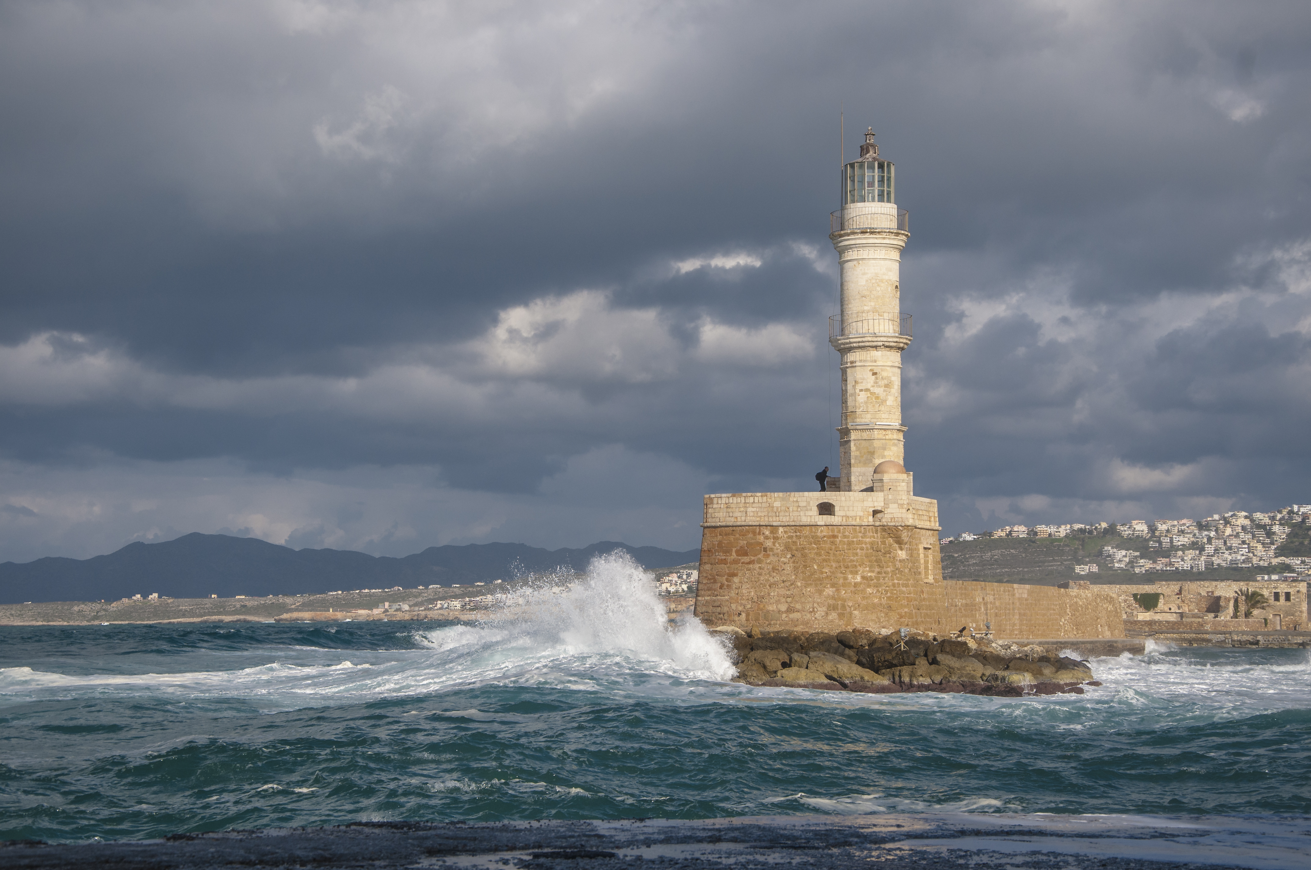 Νέα πτώση της θερμοκρασίας – Βροχές, καταιγίδες και τσουχτερό κρύο