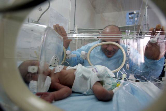 Μωρό γεννήθηκε με… νεύρα – Το «απειλητικό» βλέμμα στο γιατρό