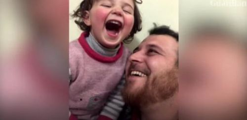 Συγκινητικό: Εκπαιδεύει τη κόρη του να γελά όταν ακούει βόμβες
