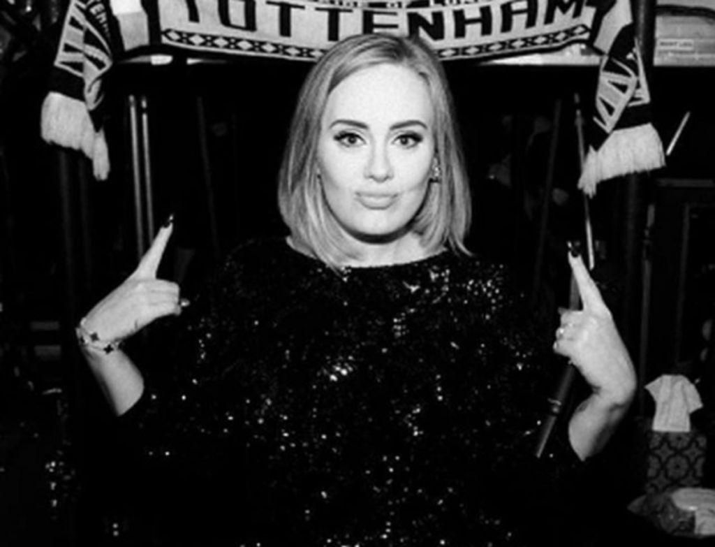 Adele: Νέα φωτογραφία με μέση – δαχτυλίδι!