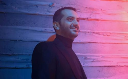 Λεωνίδας Κουτσόπουλος : Τραγουδά «Θα κάτσω σπίτι» και το Instagram προσκυνά