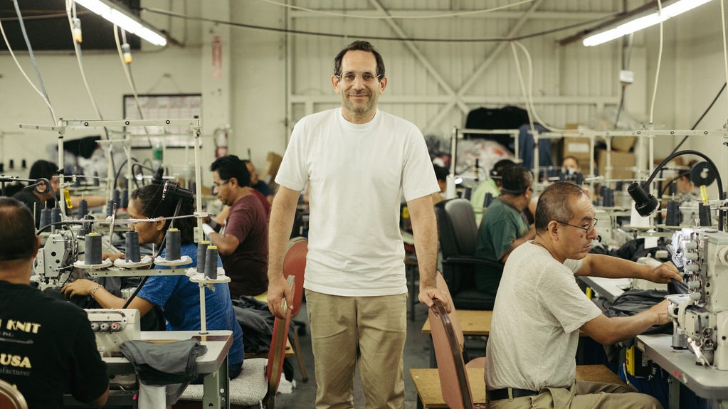 Κοροναϊός: Ο Ντοβ Τσάρνεϊ δίνει το εργαστάσιό του για κατασκευαστούν μάσκες
