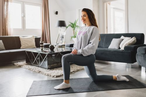 Γυμναστική στο σπίτι: Με αυτές τις ασκήσεις θα τονώσετε όλο το σώμα σας