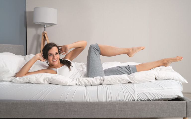 Γυμναστείτε χωρίς να σηκωθείτε από το κρεβάτι | vita.gr