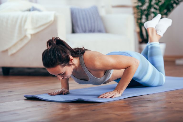 Home workout: Γυμνάστε πλάτη, χέρια και στήθος σε δέκα λεπτά | vita.gr