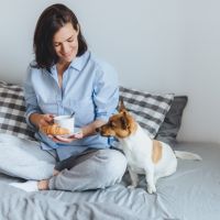 Πώς θα βάλουμε «φρένο» στην όρεξή μας για φαγητό τώρα που μένουμε σπίτι