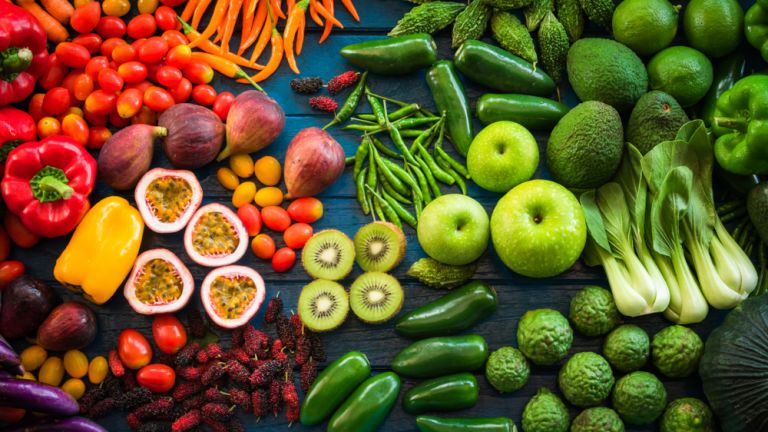 Φρούτα & Λαχανικά: Τι ρόλο παίζει το χρώμα τους στην υγεία μας | vita.gr