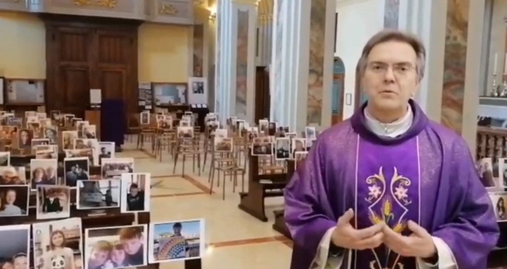 Κοροναϊός : Ιερέας τελεί λειτουργία σε εκκλησία γεμάτη… με φωτογραφίες πιστών