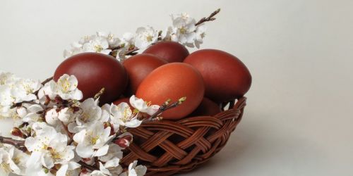 Κόκκινα αβγά: Τα βάφουμε με τον παραδοσιακό τρόπο