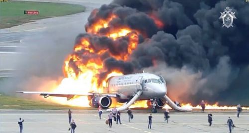 Σοκαριστικό βίντεο με αεροσκάφος τυλιγμένο στις φλόγες