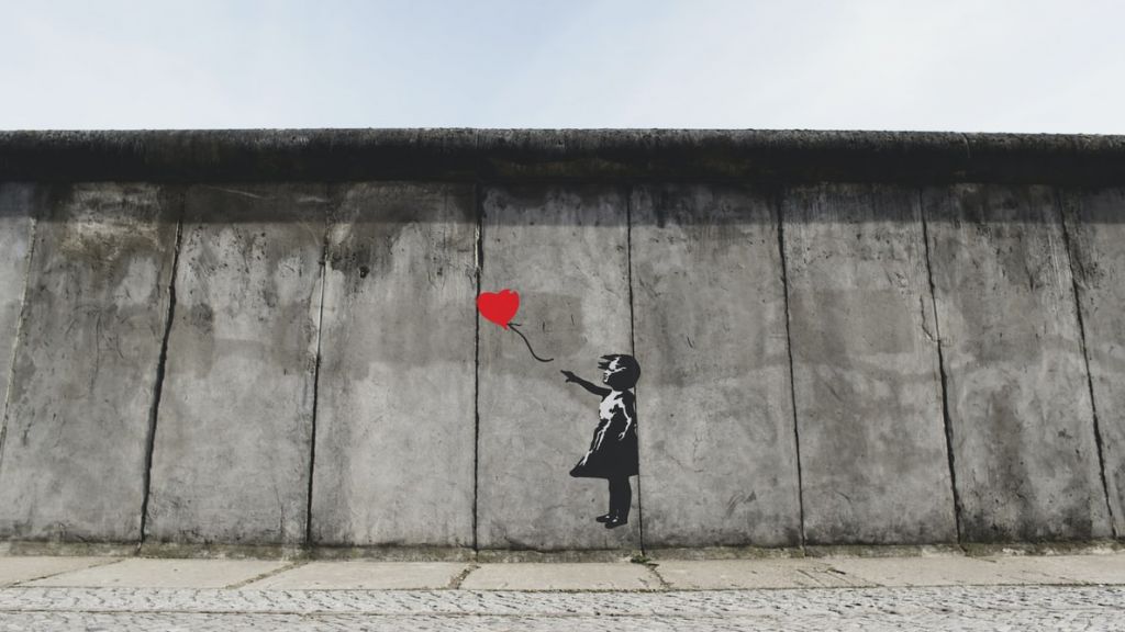 Το νέο έργο του Banksy βρίσκεται στο μπάνιο του σπιτιού του