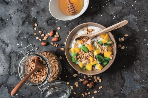 Breakfast bowl με γιαούρτι, φρούτα και βρώμη