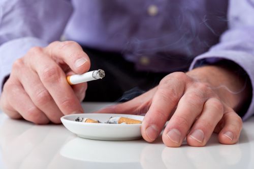 Κοροναϊός: Οι καπνιστές και οι ατμιστές κινδυνεύουν περισσότερο – Τι λένε τα τελευταία στοιχεία