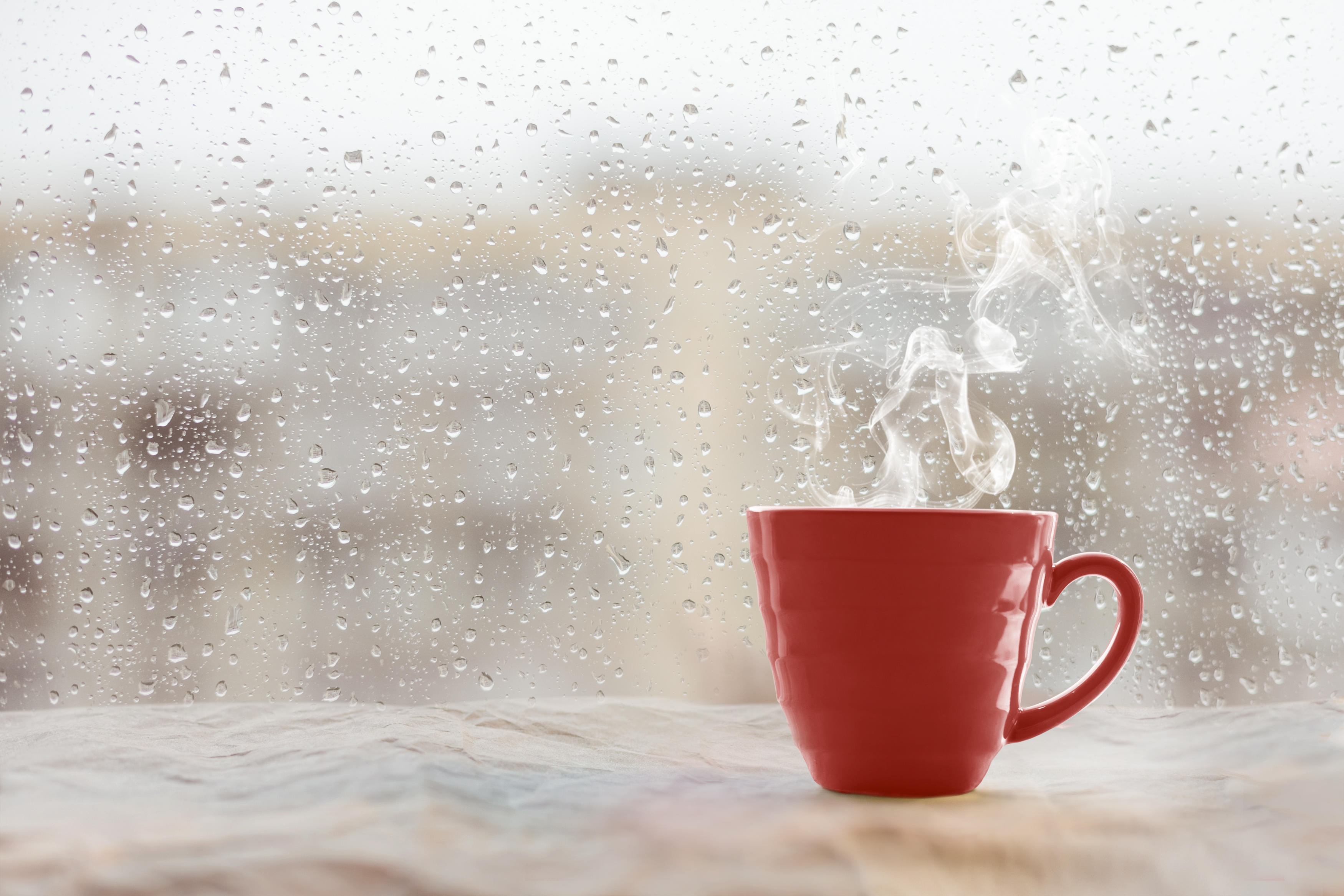Утро дождь картинки. Чашка на окне. Дождь и кофе. Дождливое утро зимой. Кофе и снег за окном.