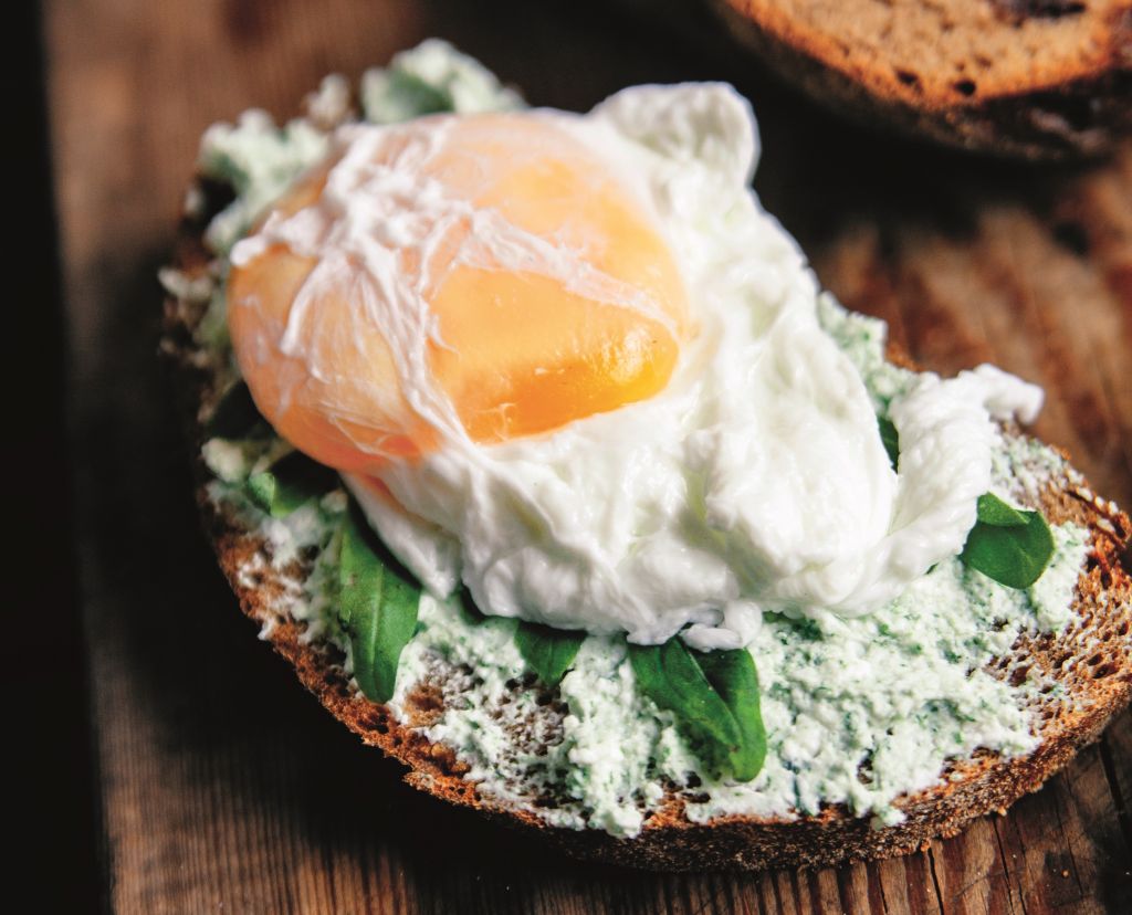 Brunch... στο σπίτι: Φτιάξτε φρυγανισμένο ψωμί με αβγά ποσέ και κατίκι