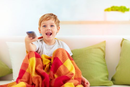 Μένουμε σπίτι: Πρέπει να περιορίσω στο παιδί την τηλεόραση;