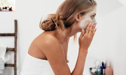 Έξι σπιτικές μάσκες που φέρνουν την άνοιξη στο δέρμα σας