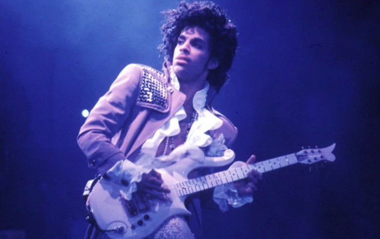 Στο «σφυρί» η αγαπημένη ηλεκτρονική κιθάρα του Prince