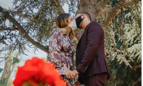 Ελληνίδα τραγουδίστρια παντρεύτηκε εν μέσω κοροναϊού με μάσκα