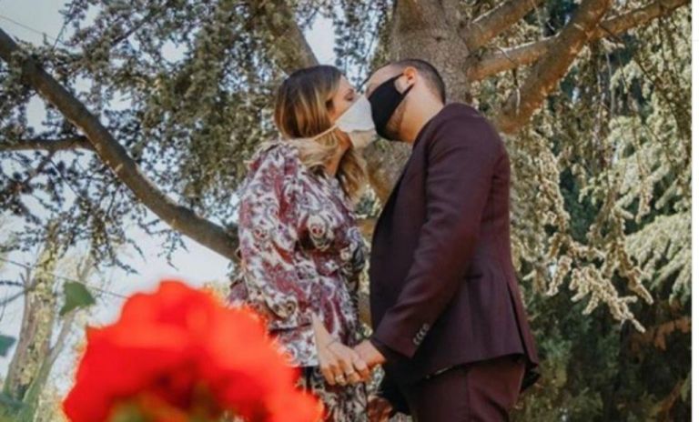 Ελληνίδα τραγουδίστρια παντρεύτηκε εν μέσω κοροναϊού με μάσκα | vita.gr