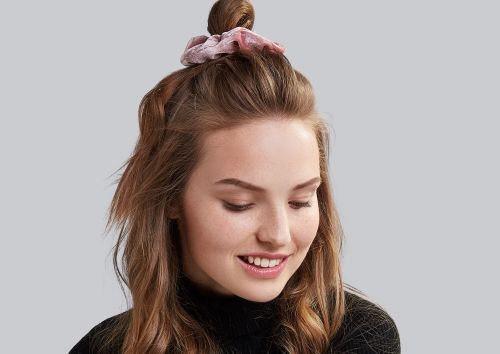 DIY: Έτσι θα φτιάξετε τα δικά σας scrunchies