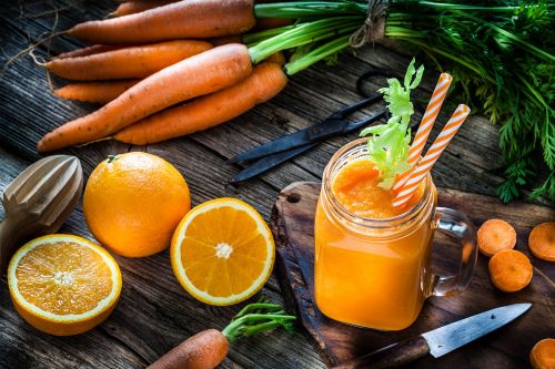 Σπιτικό smoothie με καρότο, πορτοκάλι και τζίντζερ