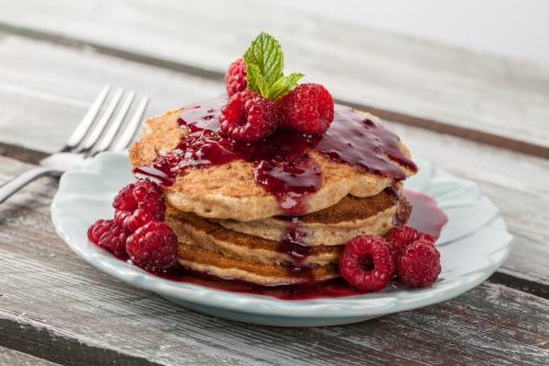 Απολαυστικό πρωινό: Pancakes με σάλτσα από φρέσκα σμέουρα