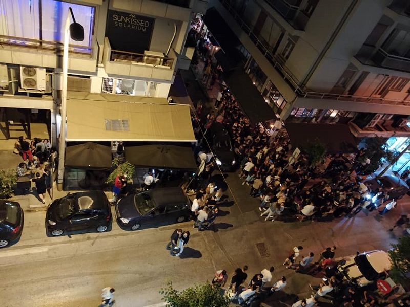 Χαμός και πάλι στη Θεσσαλονίκη: Συνωστισμός έξω από μπαρ με take away ποτά