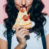 Το επιστημονικά αποδεδειγμένο τρικ που θα σας βοηθήσει να περιορίσετε το πρόχειρο φαγητό