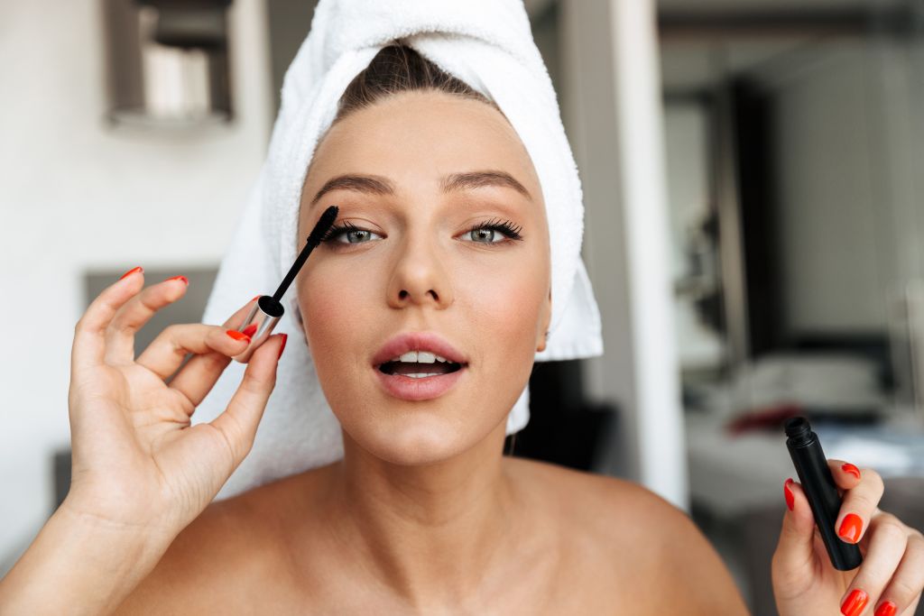 Πέντε makeup tips για νεανική όψη