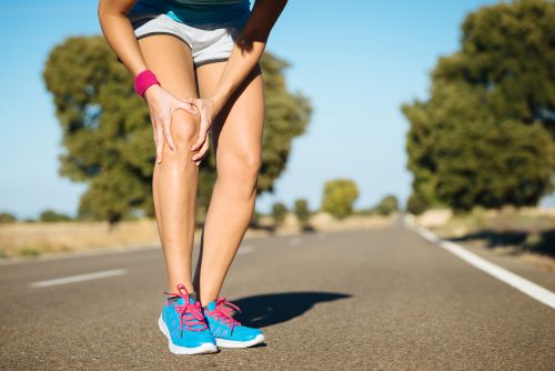 Πόνος στα γόνατα: Πώς θα τον αντιμετωπίσετε και πότε πρέπει να σας ανησυχήσει