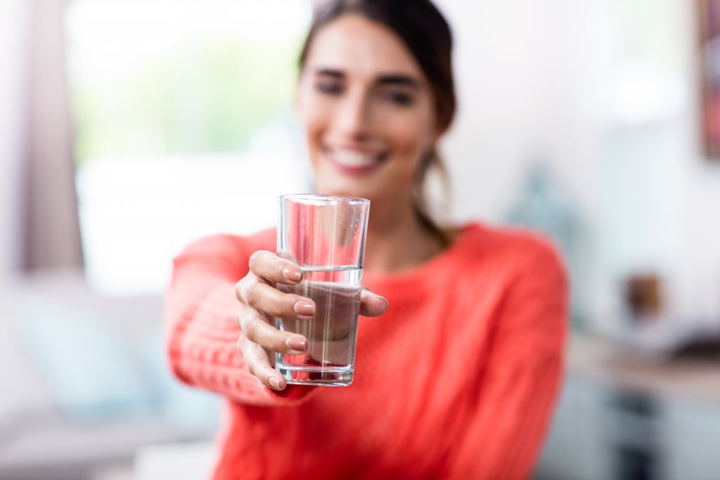 Πόσο νερό είναι καλό να πίνουμε καθημερινά;