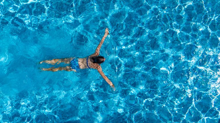 Τα οφέλη που θα σας πείσουν να κολυμπάτε καθημερινά | vita.gr
