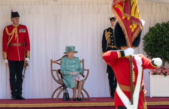 Βασίλισσα Ελισάβετ: Το παζλ ευτυχίας προς τιμήν της και η απάντησή της | vita.gr