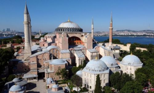 Κύμα επικρίσεων προκάλεσε το προκλητικό σόου του Ερντογάν στην Αγία Σοφία
